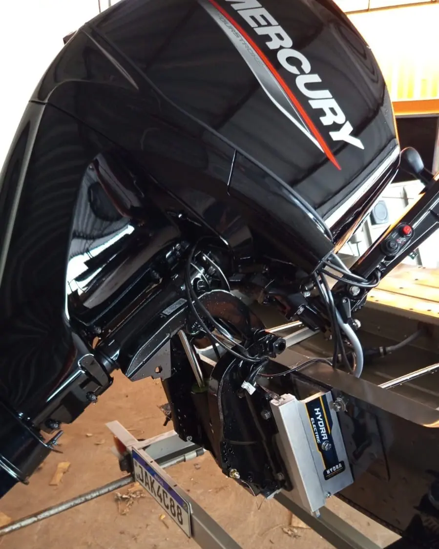 Jack Plate Hydra instalado em motor de popa — foto 3
