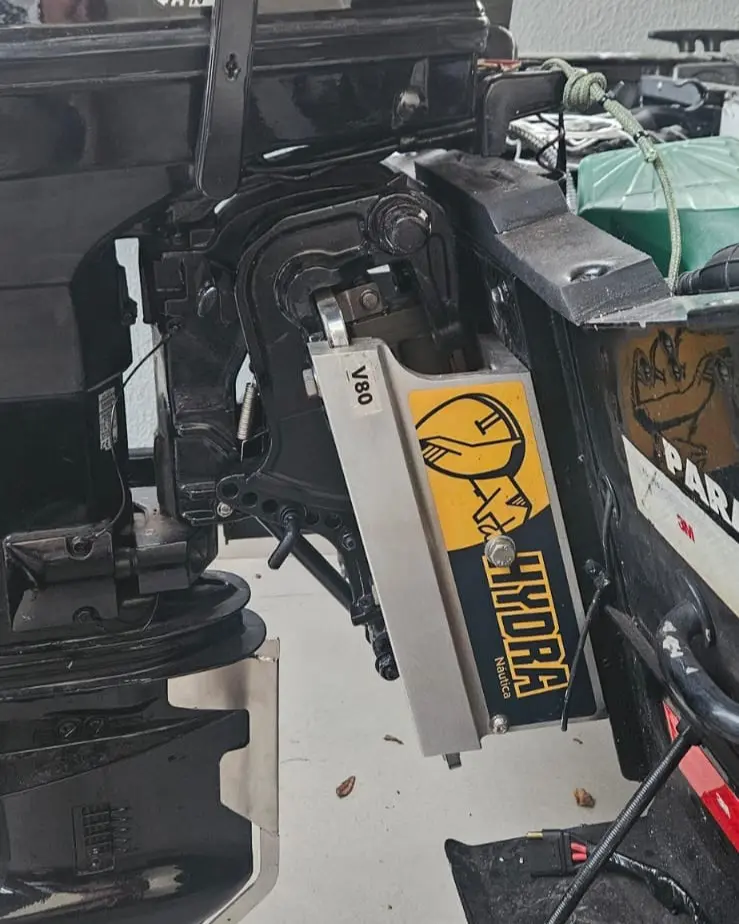 Jack Plate Hydra instalado em motor de popa — foto 7